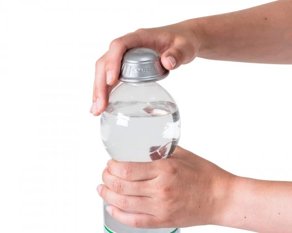 Zwei Hände verwenden Russka Dycem Flaschenöffner an Wasserflasche