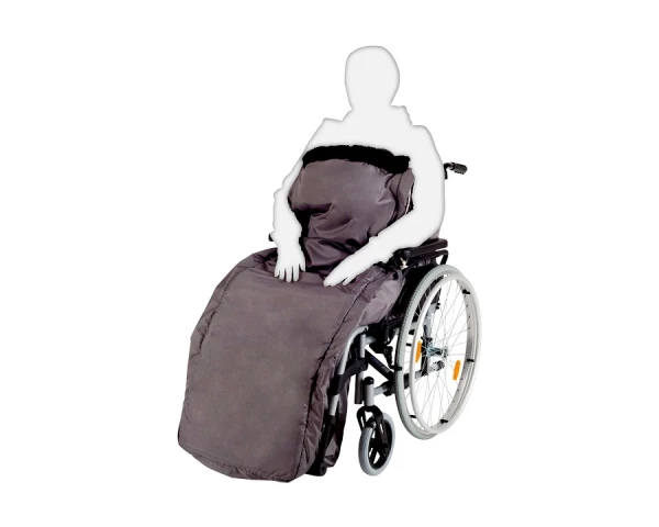 Konzeptionierter Rollstuhlfahrer trägt Schlupfsack Orgaterm Webpelz