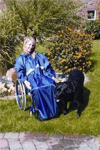 Rollstuhlfahrerin mit Hund trägt Regencape Orgaterm mit Arm