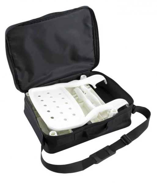 Geöffnete Reisetasche Rebotec mit Duschstuhl